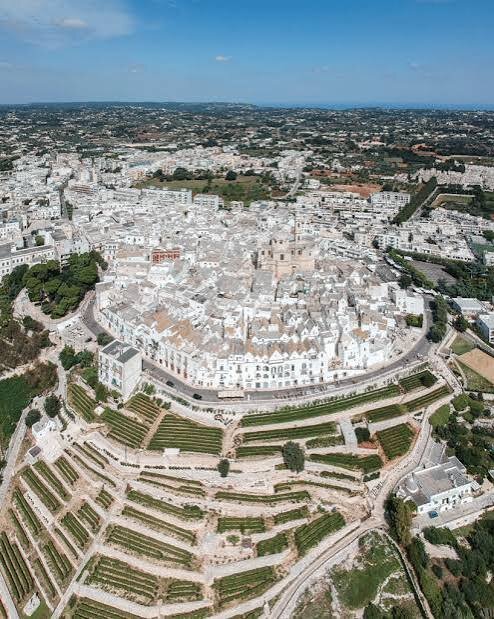 Vista aerea del centro storico circolare di Locorotondo