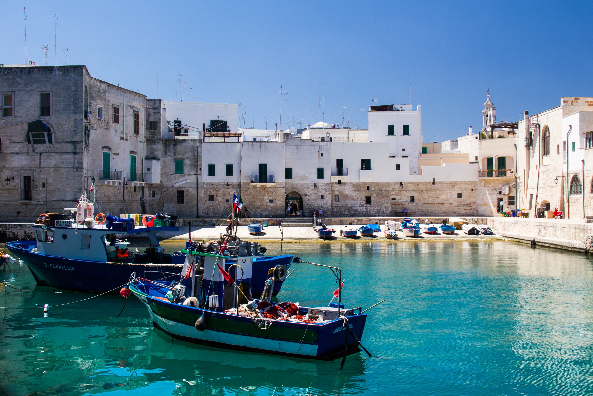 Il porto vecchio di Monopoli con le barche dei pescatori
